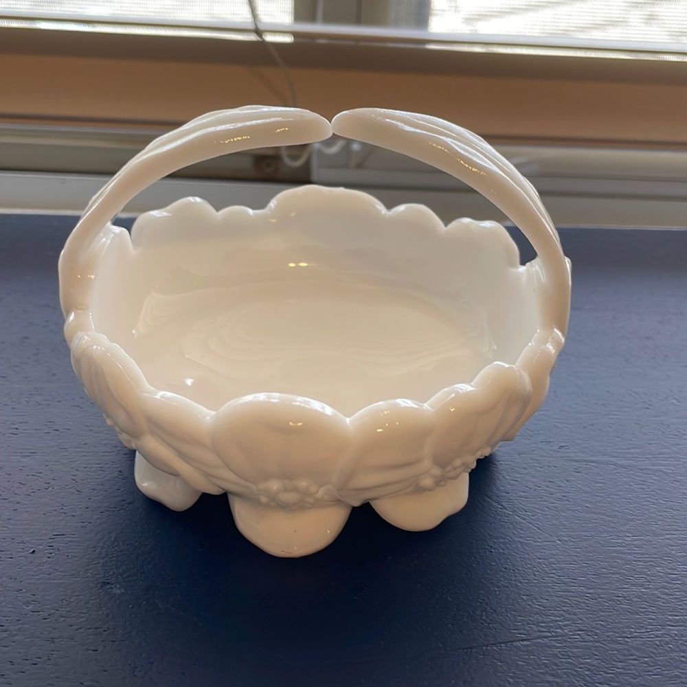 Vintage Westmoreland Pansy Milk Glass Trinket Dish - Picture 1 of 5